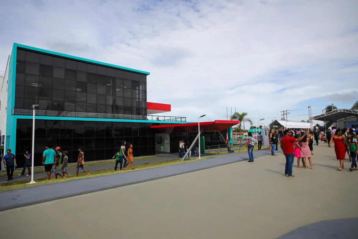 PREFEITO RENATO OGAWA ENTREGA NOVA E MODERNA ESCOLA CHECRALLA SALIM KHAYAT EM BARCARENA