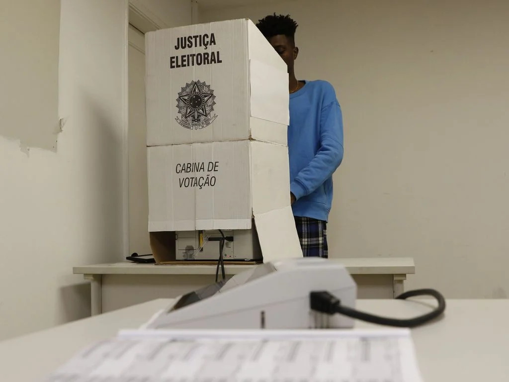 ELEIÇÕES MUNICIPAIS: URNAS ABERTAS PARA A ESCOLHA DE PREFEITOS E VEREADORES
