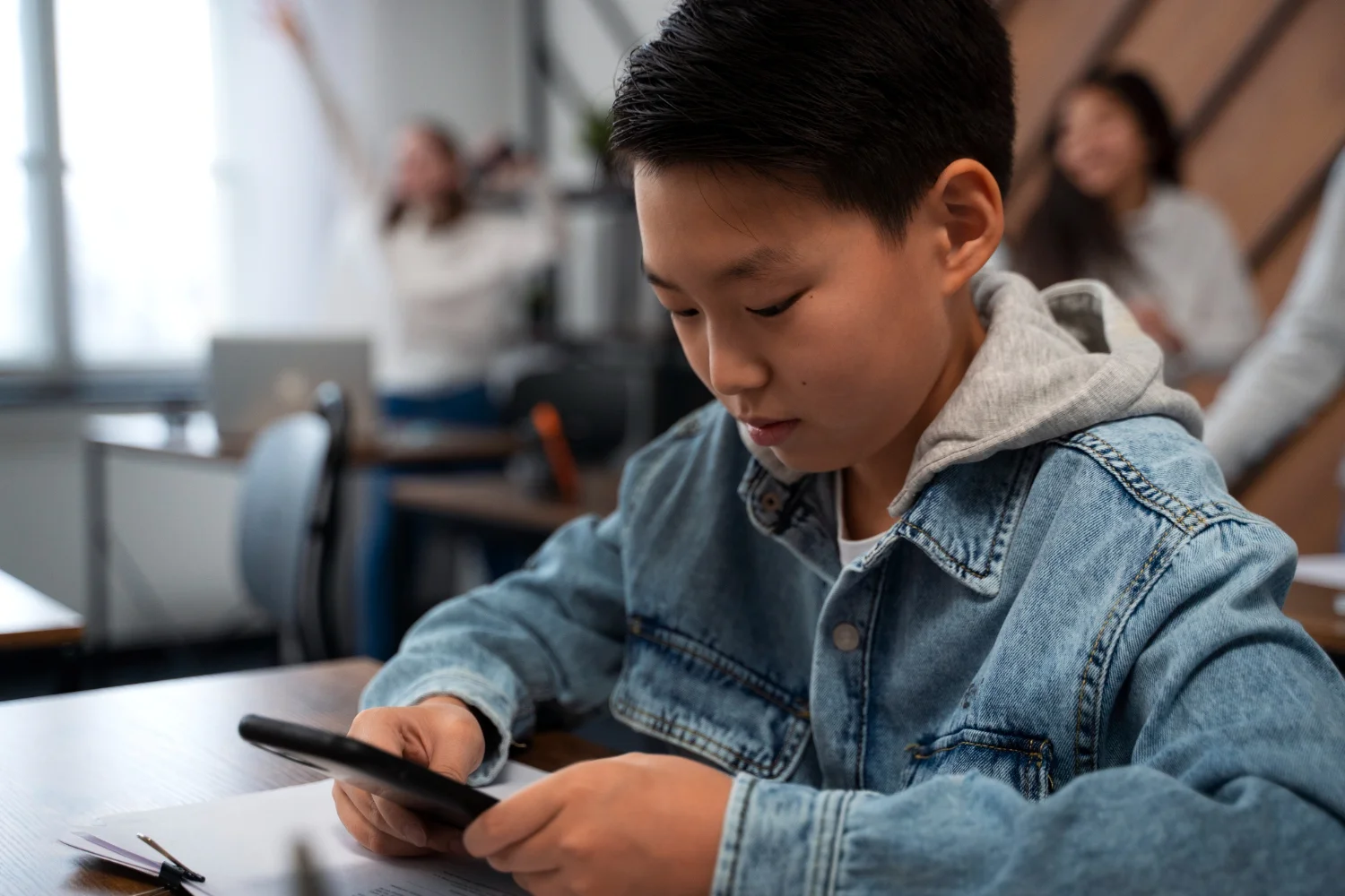 AGORA É LEI: USO DE CELULAR EM ESCOLAS FICA RESTRITO