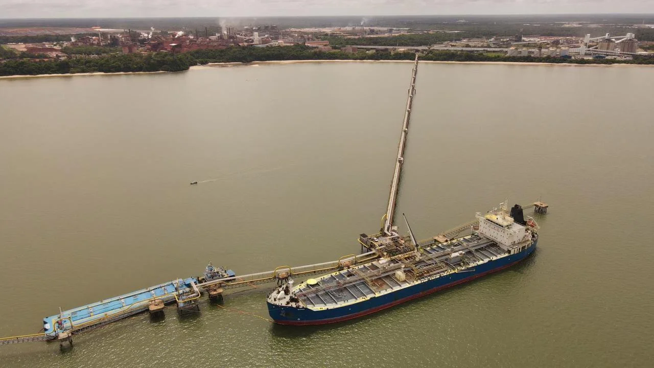 ULTRACARGO INOVA COM TRANSBORDO DIRETO NAVIO-BALSA EM VILA DO CONDE