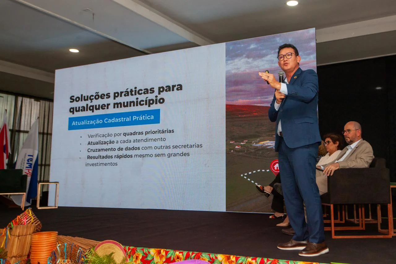 PREFEITO DE BARCARENA PALESTRA EM ENCONTRO DO TCM NO OESTE DO PARÁ