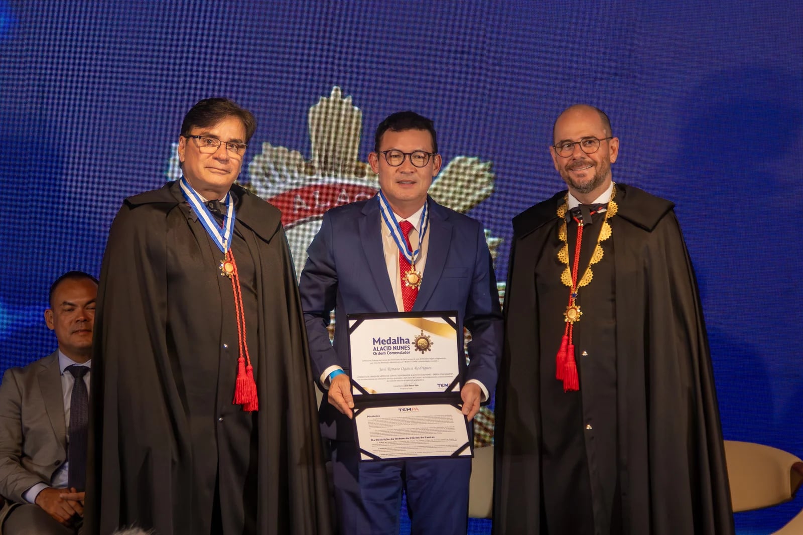PREFEITO RENATO OGAWA RECEBE DO TCM MEDALHA DE MÉRITO POR TRANSPARÊNCIA NA GESTÃO
