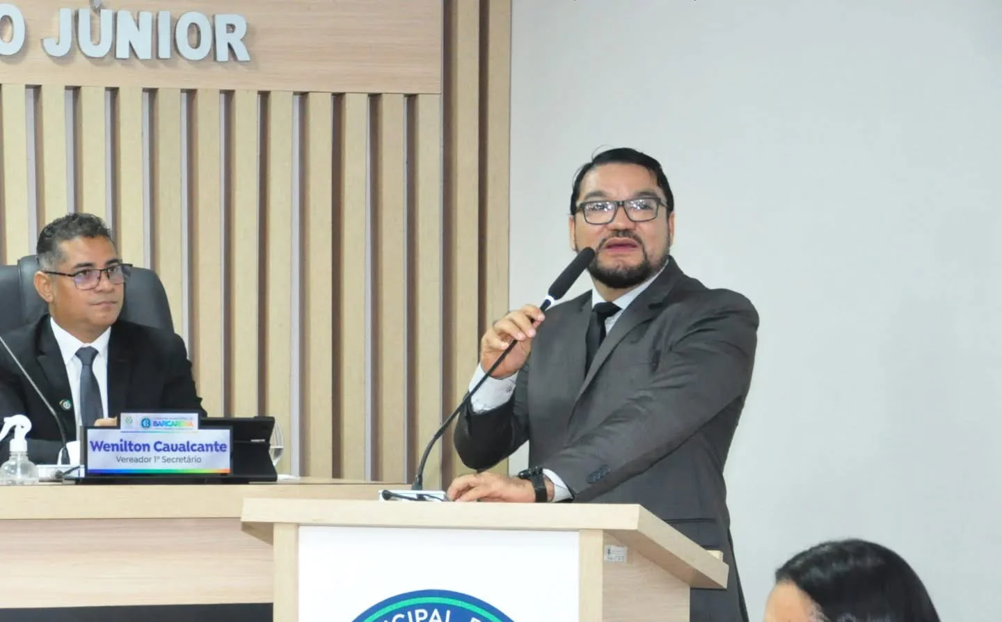 JUSTIÇA MANTÉM GLADISTON LOPES NO CARGO E SUSPENDE POSSE DO SUPLENTE JOEL ALVES EM BARCARENA