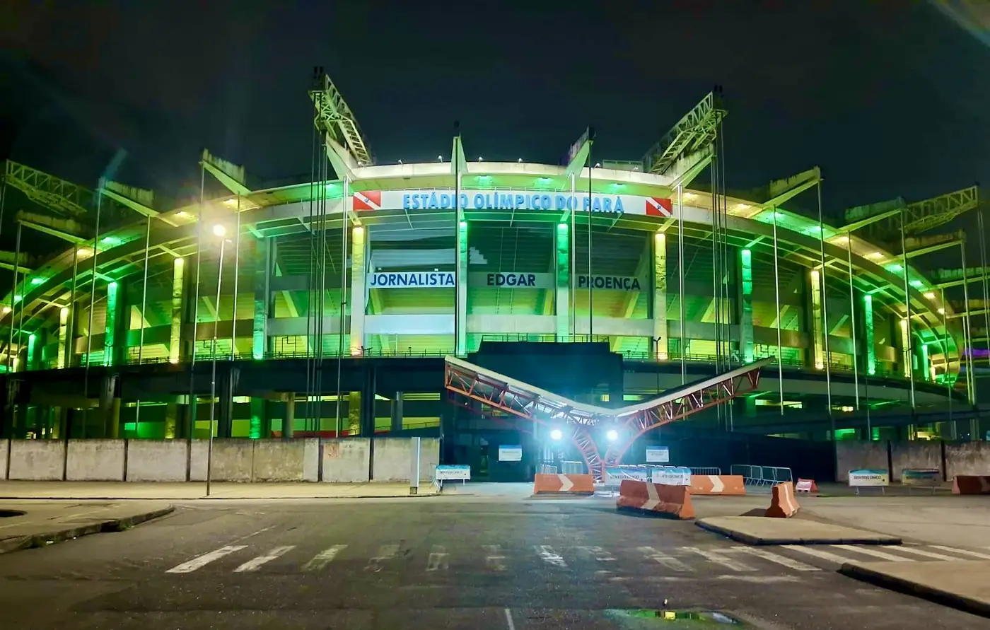 MANGUEIRÃO GANHA ILUMINAÇÃO VERDE E AMARELA PARA CELEBRAR VITÓRIA DO BRASIL NA COPA DO MUNDO