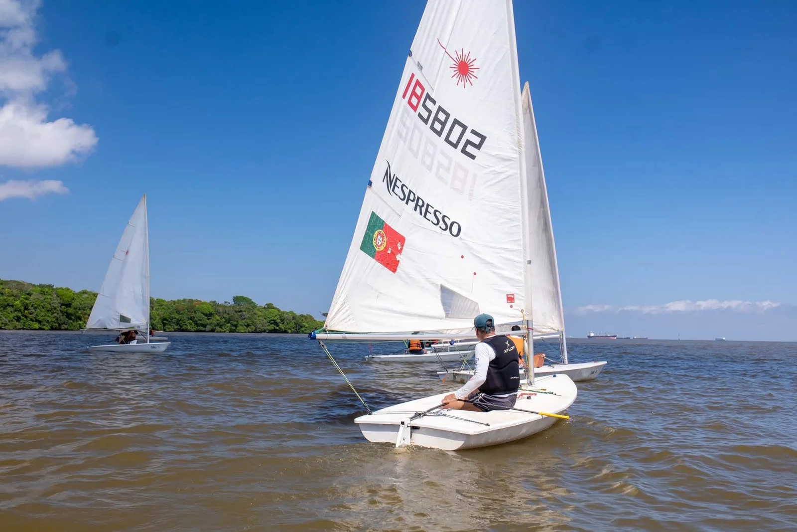REGATA REÚNE VELEJADORES NA PRAIA DO CARIPI E INCENTIVA A PRÁTICA DA VELA EM BARCARENA