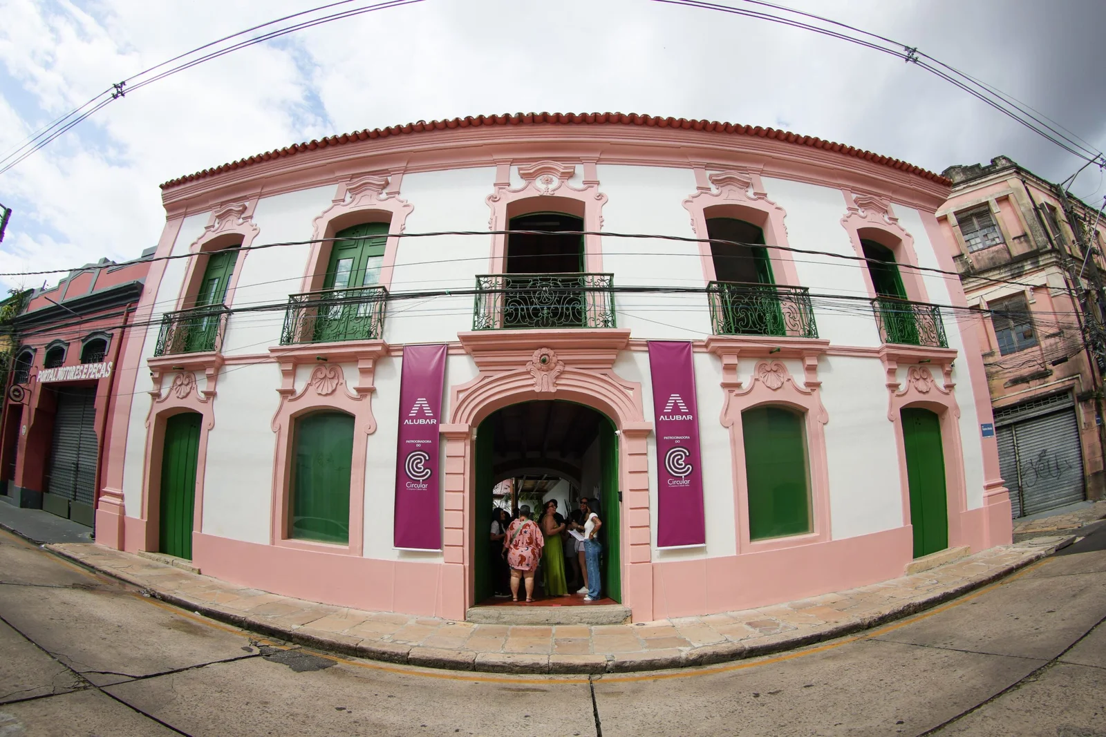 ALUBAR ABRE CASA ROSADA À COMUNIDADE E REÚNE MAIS DE 400 VISITANTES EM BELÉM
