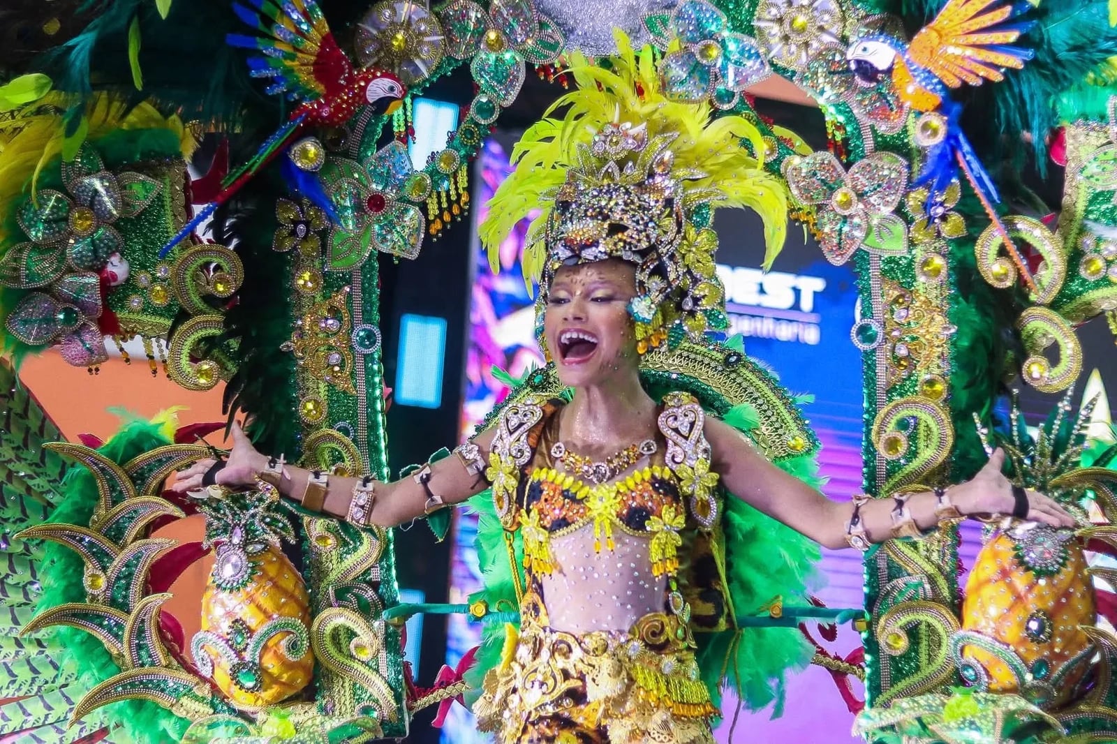 MARIA ROSA É ELEITA RAINHA TEEN ESTUDANTIL DO FESTIVAL DO ABACAXI 2026