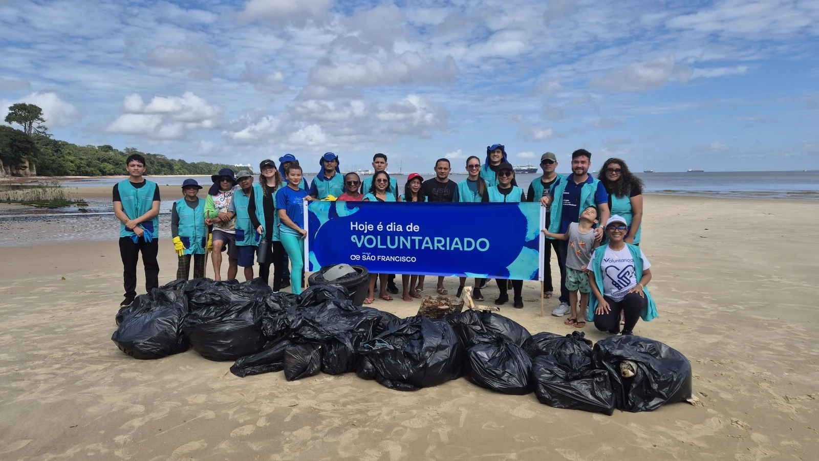 AÇÃO COLETIVA MOBILIZA VOLUNTÁRIOS PARA LIMPEZA NA PRAIA DO ITUPANEMA, EM BARCARENA