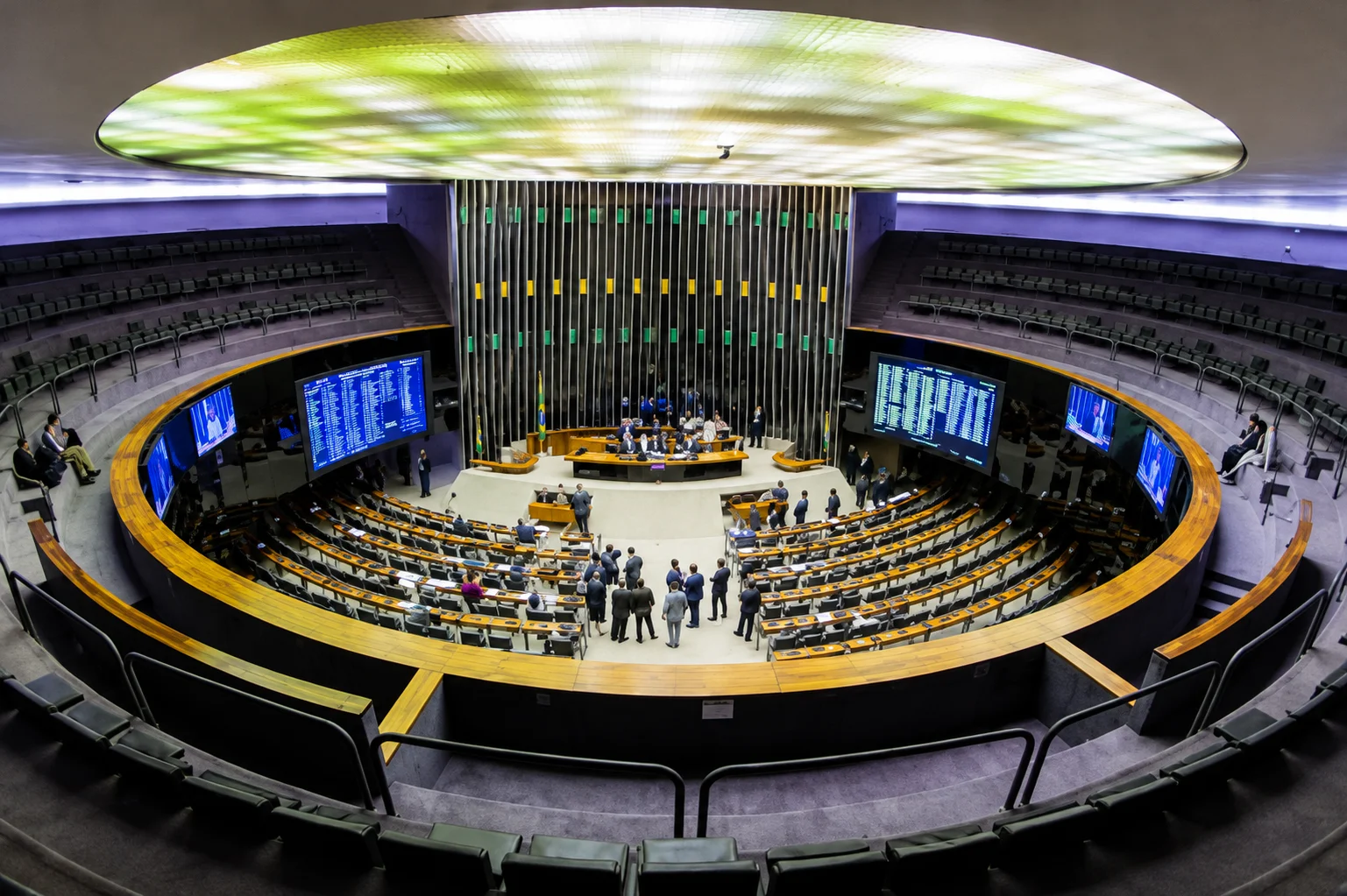 CÂMARA AVANÇA COM PROPOSTA QUE RESERVA 20% DAS VAGAS EM CONTRATOS PÚBLICOS PARA MULHERES