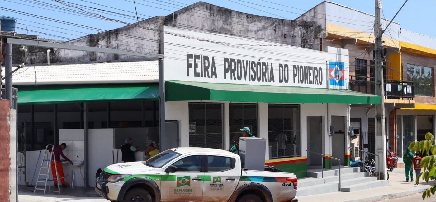 Feira funcionando em novo espaço provisório durante as obras.