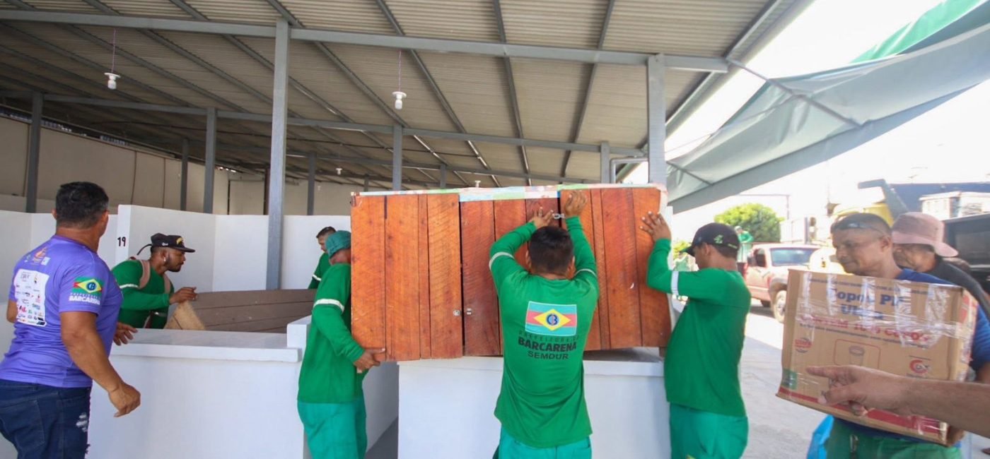 Feirantes seguem atendendo com segurança e estrutura garantida.