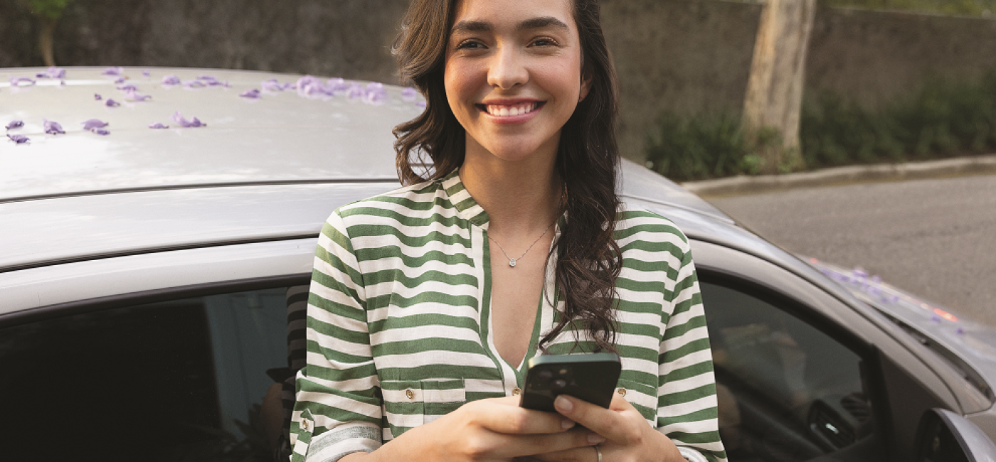 Mulher no carro_banco de imagens