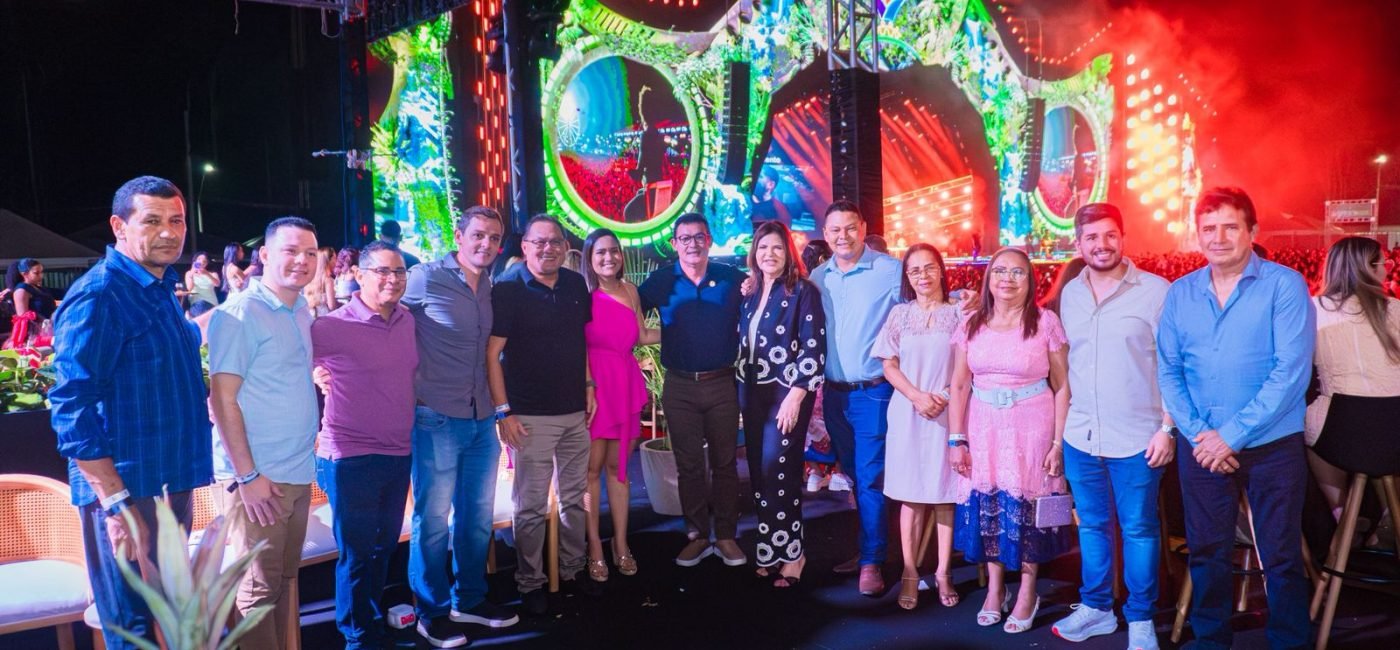 Prefeito Renato Ogawa, vice-prefeita Cristina Vilaça e vereadores municipais.